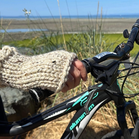 NWT Hand Knit Chunky Wool Fingerless Gloves ~ Unisex - Picture 3 of 7